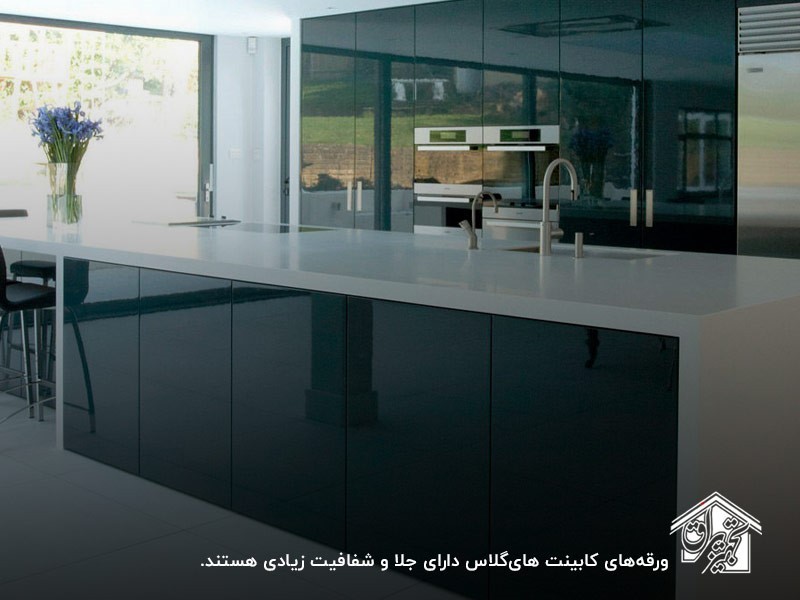 کابینت هایگلاس مشکی با شفافیت بالا در آشپزخانه مدرن